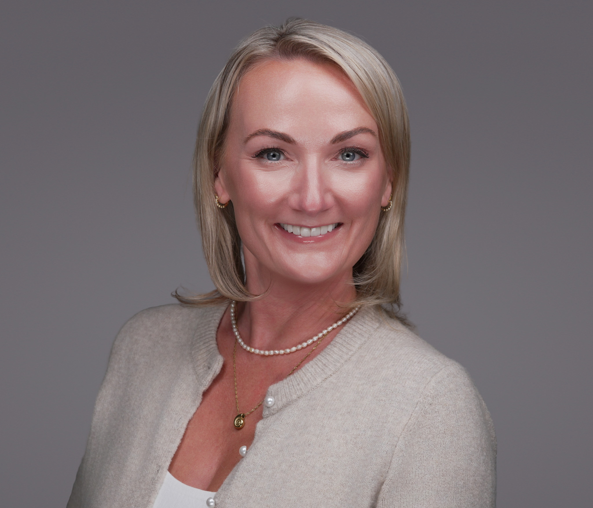 DFW surgical specialist portrait in white coat with confident-decisive expression for orthopedic, cardiac, plastic, neurosurgery, and general surgery practices by 2mm Headshots in North Richland Hills